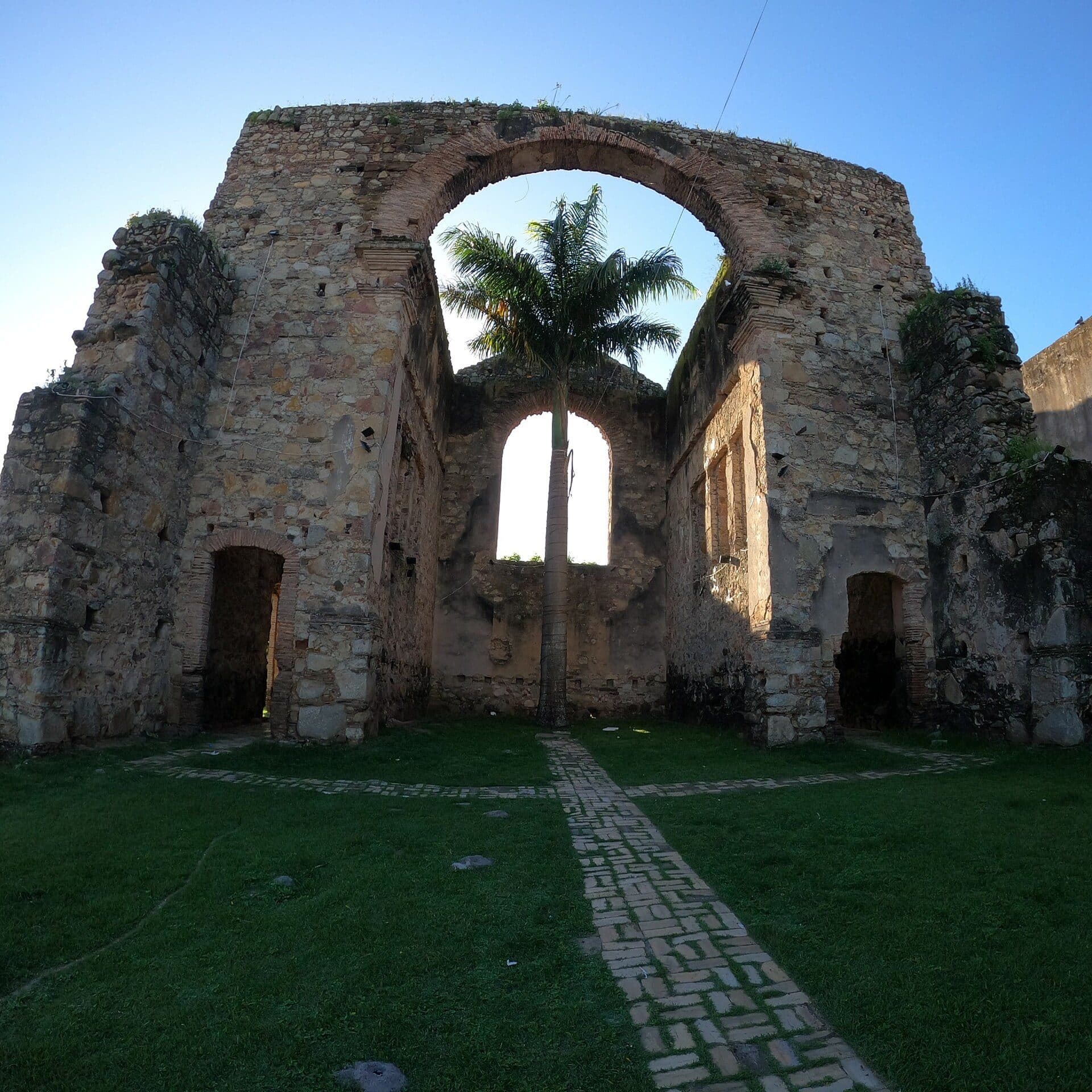 Vista das ruínas da Igreja Velha em São Mateus