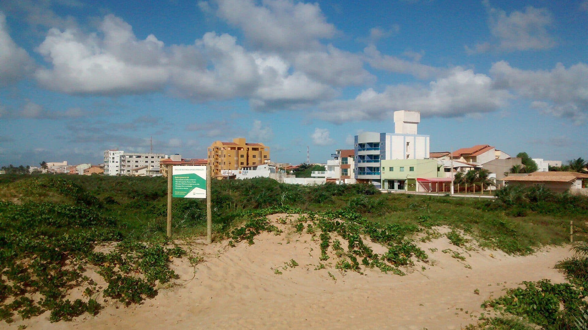 Vista da faixa de areia e do mar na Ilha de Guriri