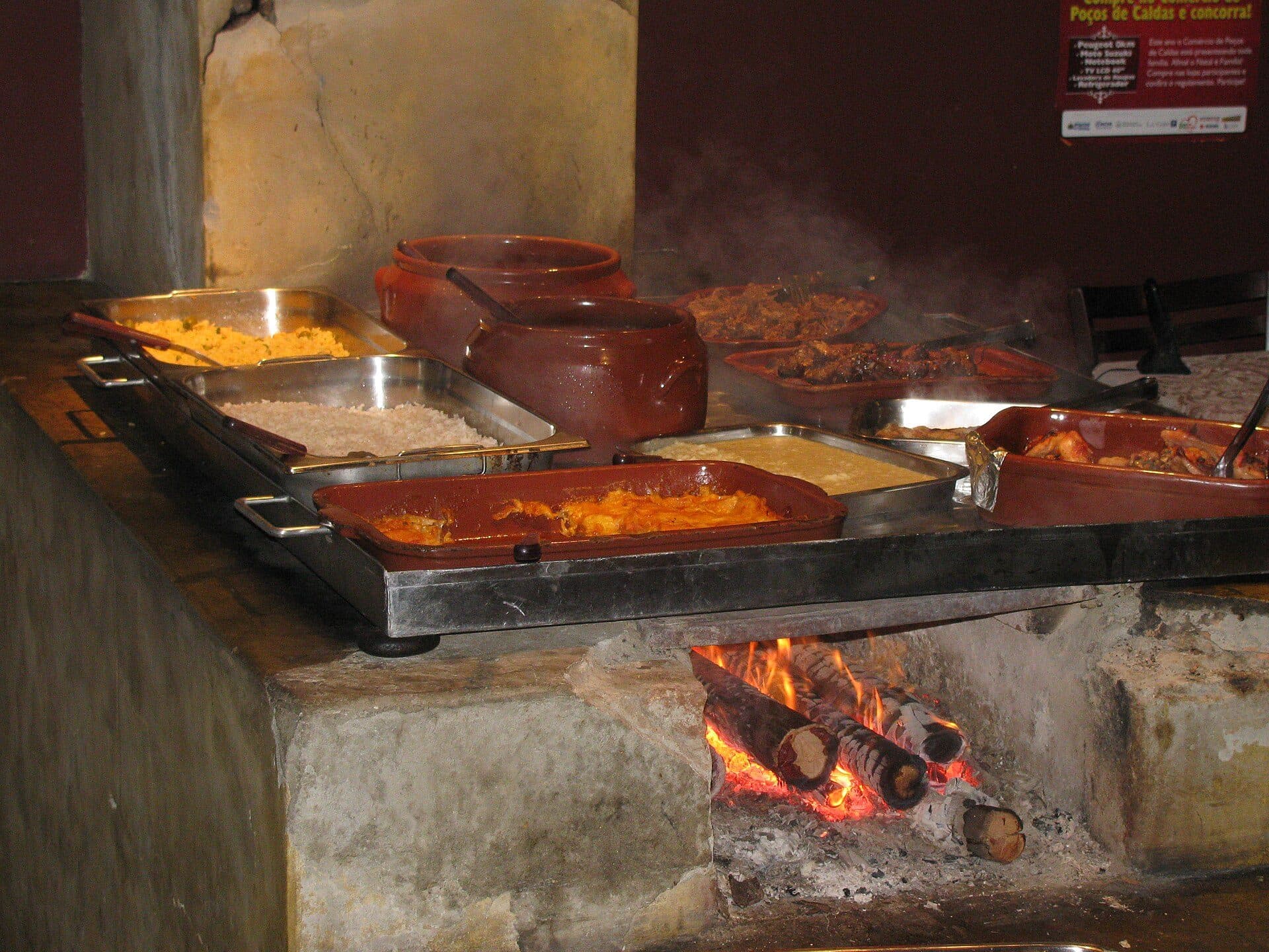 Prato servido com comida caipira tradicional