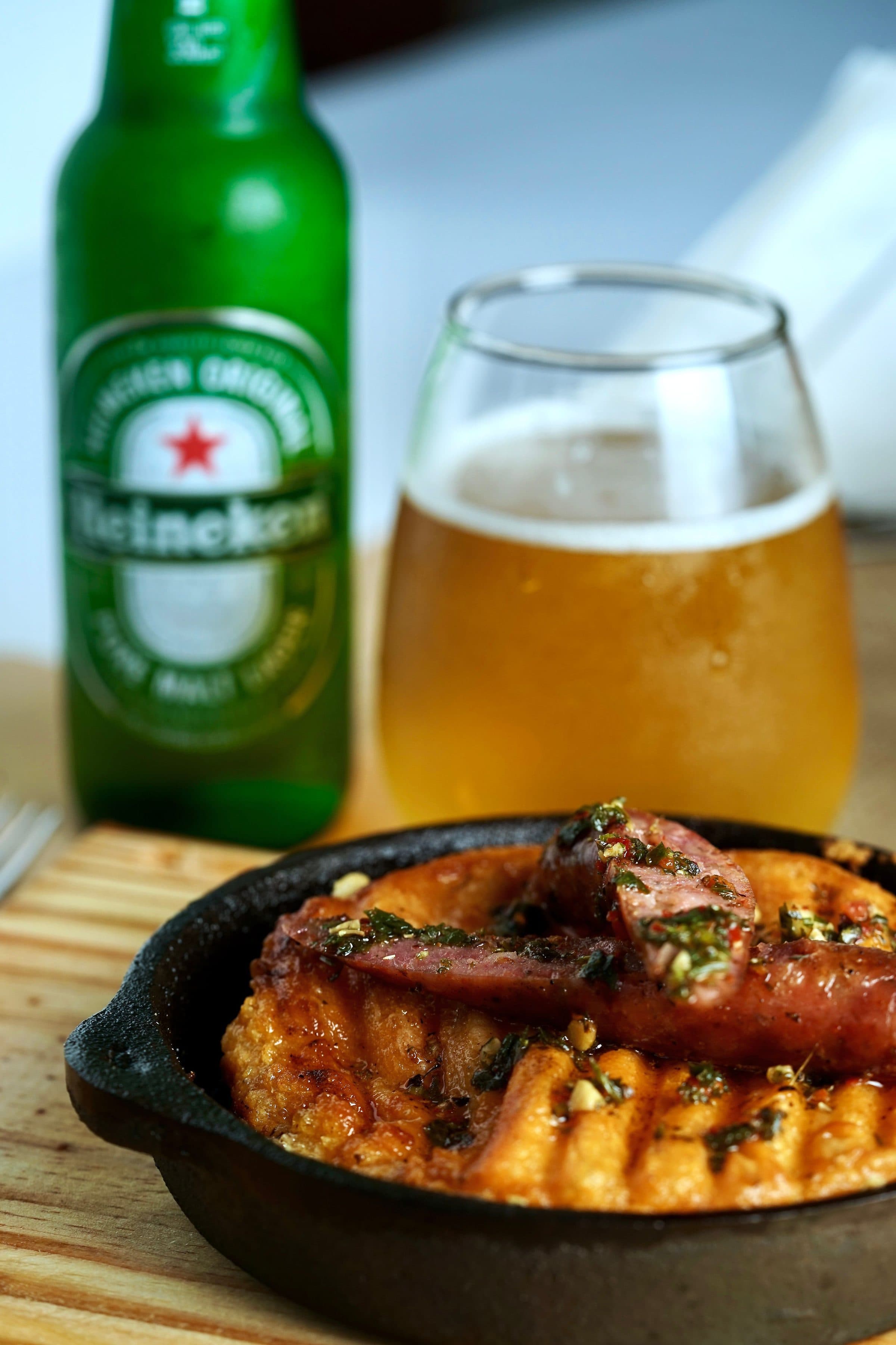 Linguiça grelhada servida com cerveja artesanal