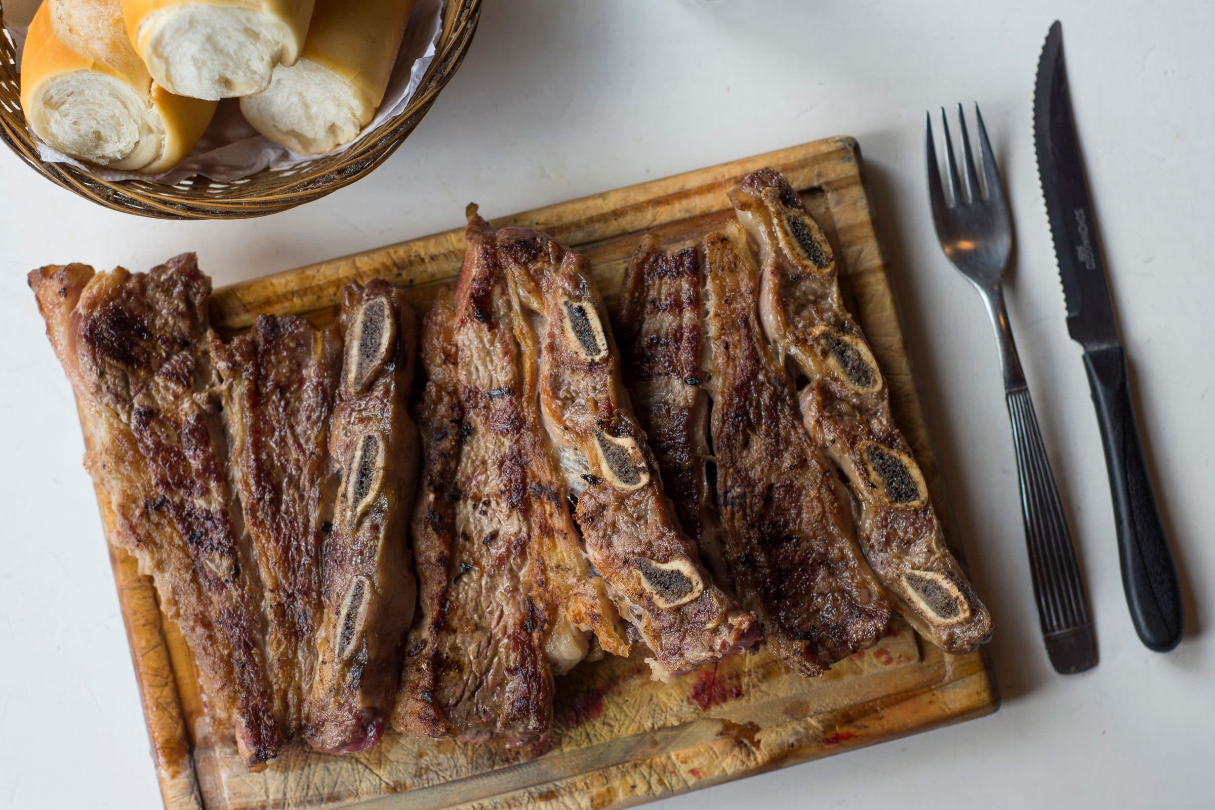 Bifes grelhados de churrasco argentino acompanhados de pão