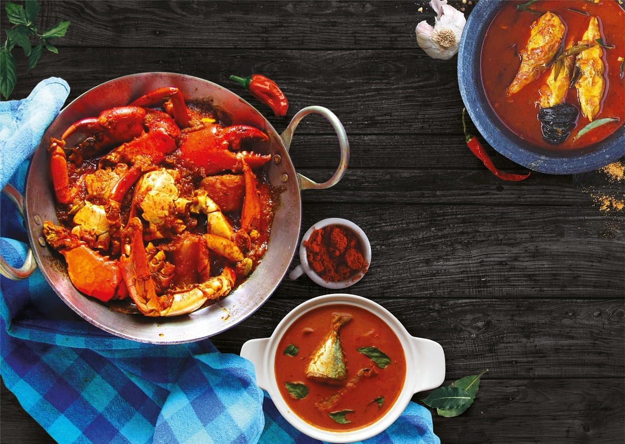 Pratos de frutos do mar com peixe frito e ensopado de peixe