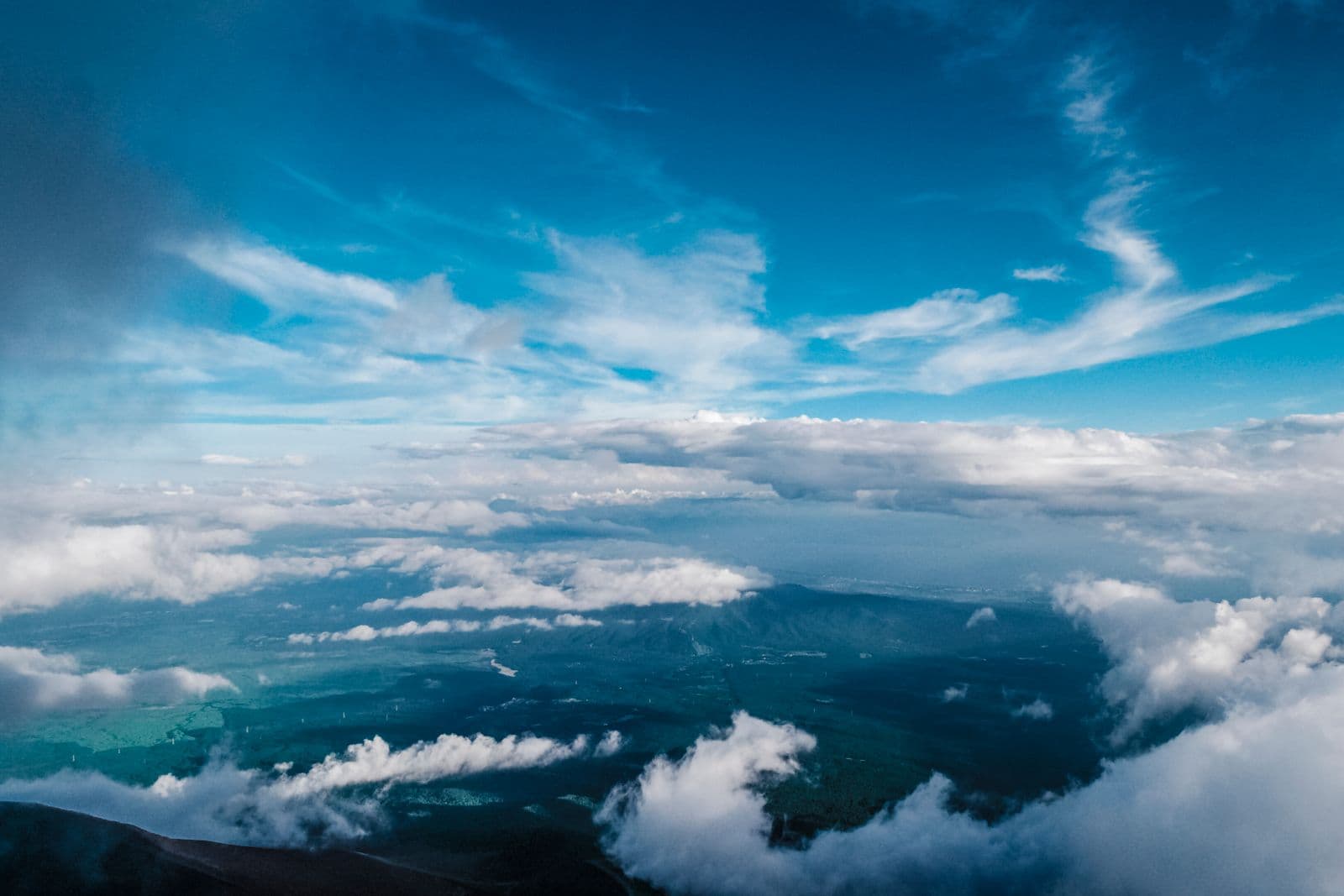 Céu azul com nuvens brancas